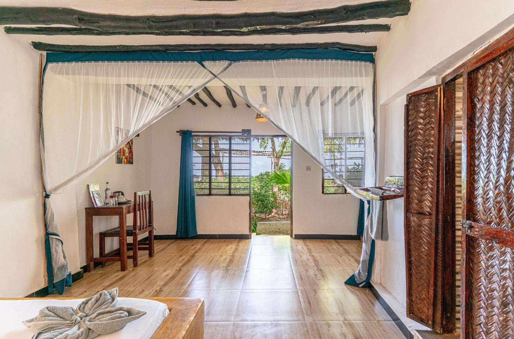 Red Monkey Beach Lodge جامبياني المظهر الخارجي الصورة